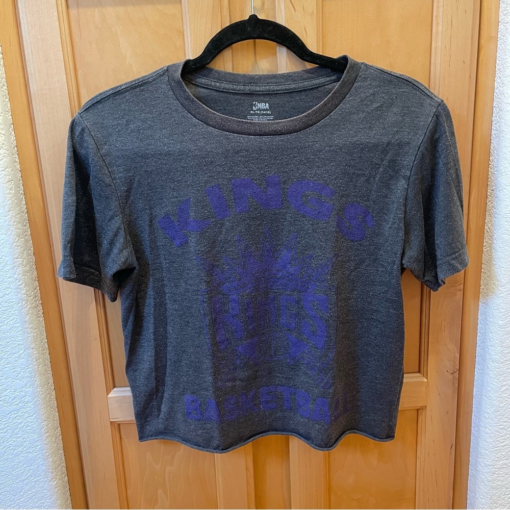 NBA Sacramento Kings Crop Top T-Shirt – Gray Purple Youth XL (fits XS women’s)